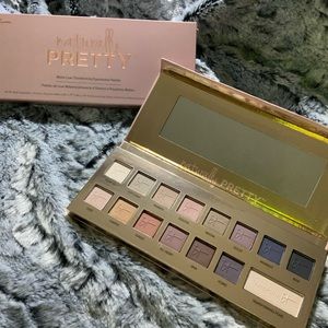 COPY - It Cosmetics Naturally Pretty Matte Luxe Transforming Eyeshadow Palette